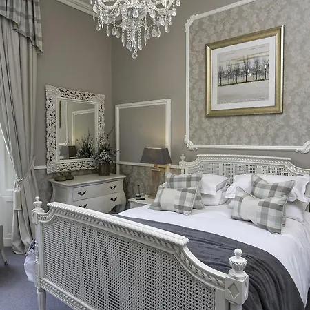 Отель Falcon Manor 4*