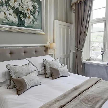 Falcon Manor Отель