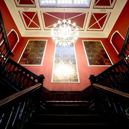 Отель Falcon Manor 4*