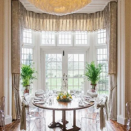 Отель Falcon Manor 4*