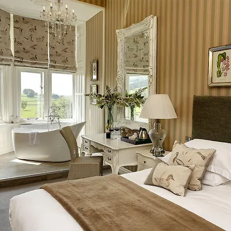 Falcon Manor 4* Settle