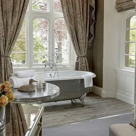فندق Falcon Manor 4*