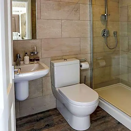 Falcon Manor 4* Settle