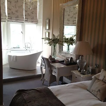 Falcon Manor فندق