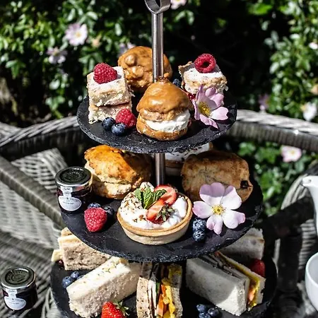 Falcon Manor Hotel 4*