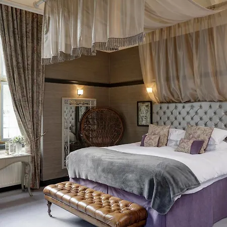 Falcon Manor فندق