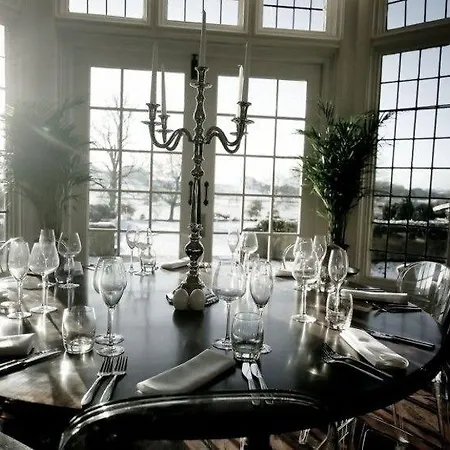 Falcon Manor فندق