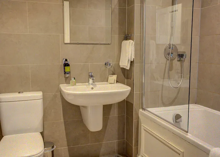 Falcon Manor Hotel 4*